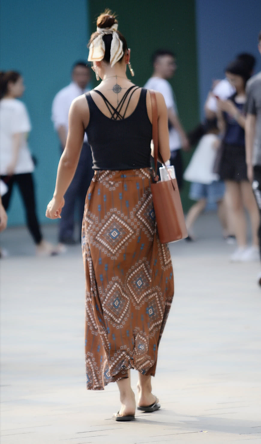 北京街拍：这样穿衣搭配连背影都很美，你会被哪一位吸引呢？