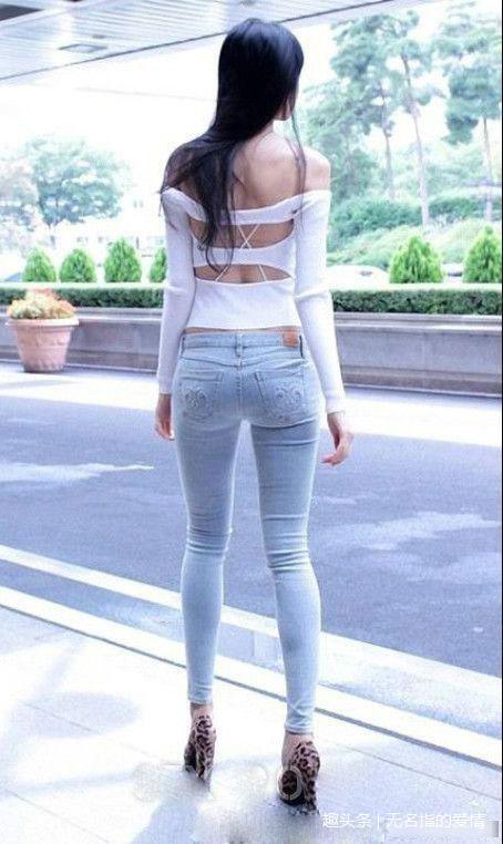 街拍：身材性感的牛仔裤美女，纤细的腰身充满了魅力，太迷人