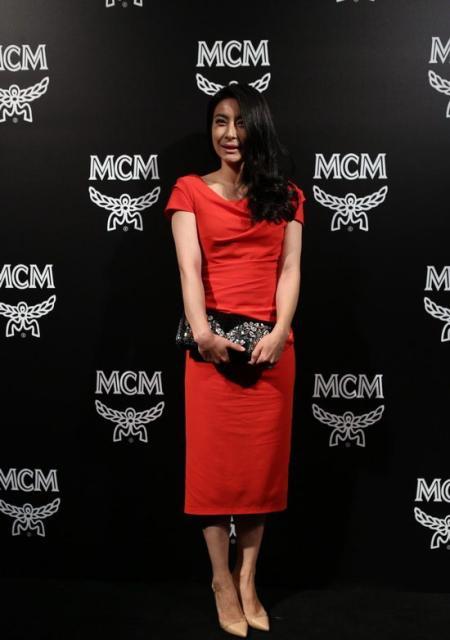 她老公身家几百亿，她却拎几百块的手提袋，来看看她独特的时尚观