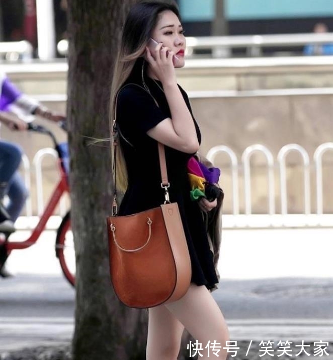  不失：街拍：小姐姐时髦的白色上衣搭配打底裤,款式好看也不失大方！