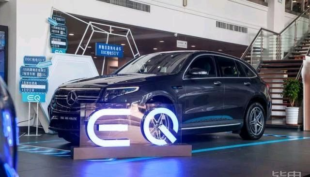  「娱乐系统」续航415km+5.2s破百！实拍奔驰首款纯电SUV