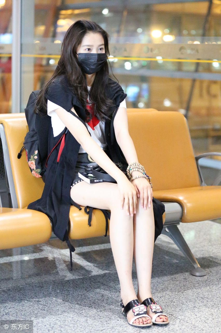 关晓彤现身机场，一双逆天长腿，纤细但不失性感，脖子以下全是腿
