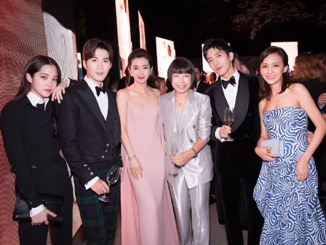 中韩女神时装周看秀，29岁郑秀妍优雅，45岁李冰冰惊艳了！