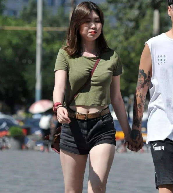 性感小姐姐身穿短体恤搭配超短裤，丰满的上围十分迷人很有风味，