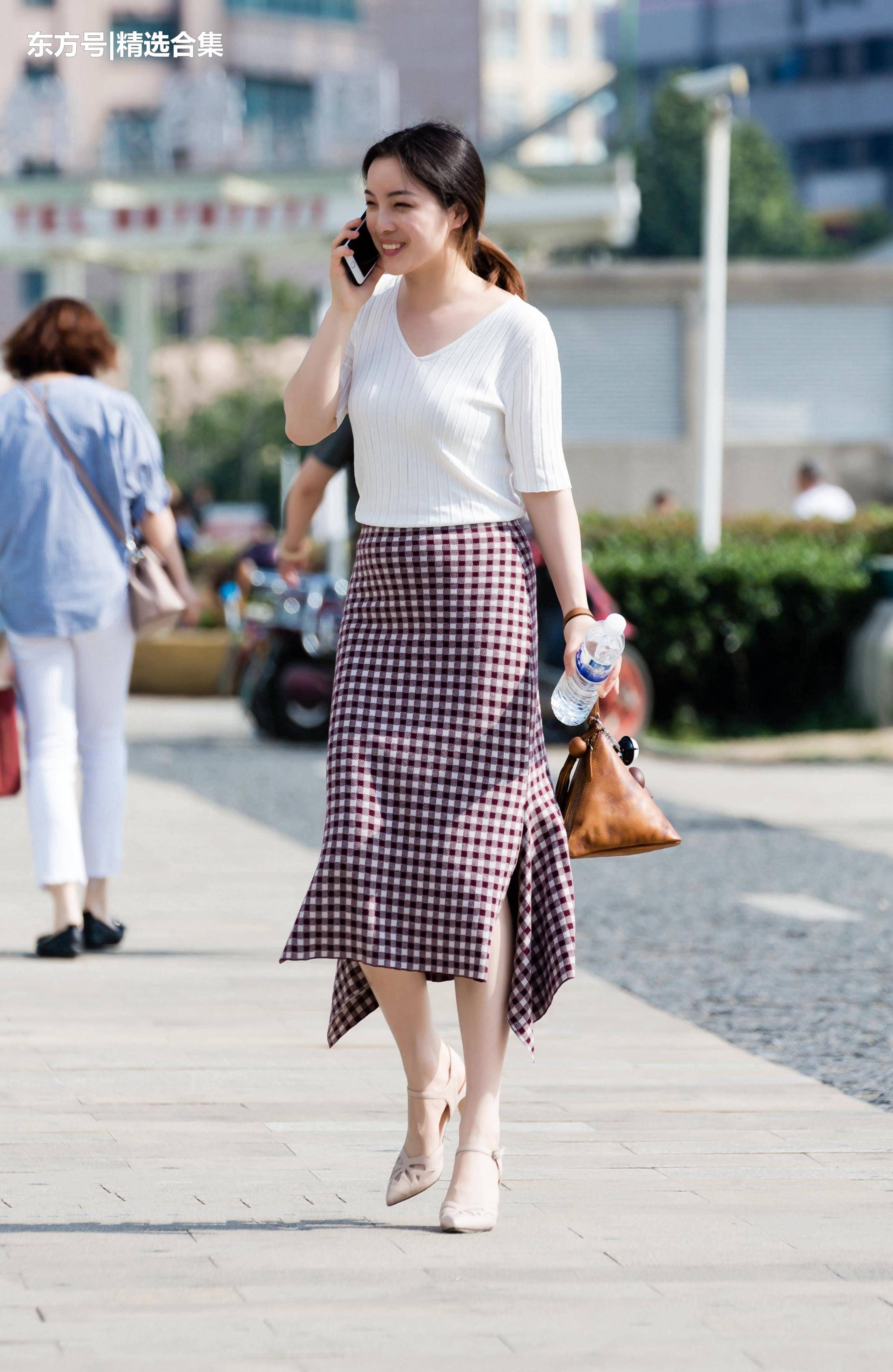 街拍:小姐姐不知道给谁打电话笑的这么开心，小虎牙真的好可爱哦