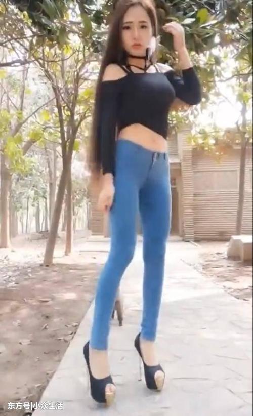 户外小姐姐牛仔裤不输丝袜，网友：这怎么穿进去呀小姐姐