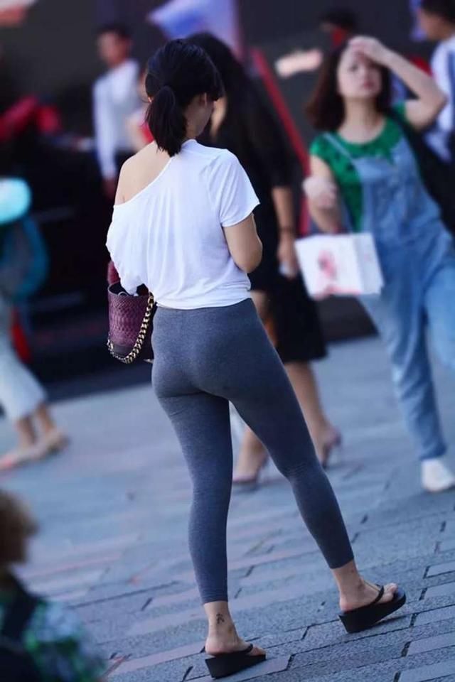 街拍:成熟美女穿打底裤，勾勒出完美曲线，让路人眼光纷纷注目!