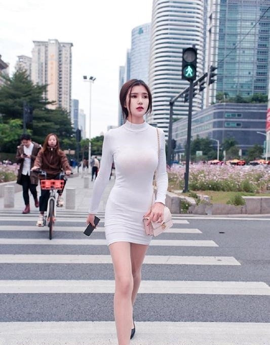  『气质』美女街拍：打扮时尚的小姐姐，显露出了性感的身材，还很有气质！