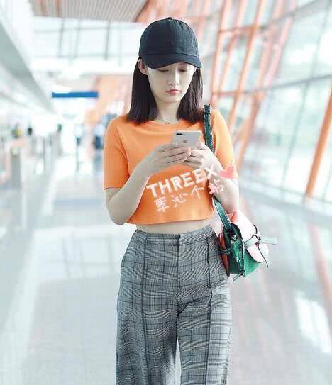 李沁穿黄色T恤露肚皮,但“游泳圈”扎眼了,网友:肥肉不管吗