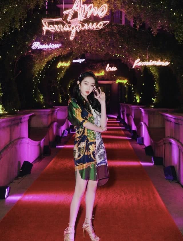  「气质」蒋梦婕气质“绝”了，公主卷发搭配印花衬衫裙，高贵优雅又洋气