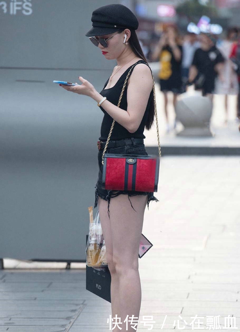 『皮肤』美女的皮肤非常透亮,粉色的镂空吊带衫清新唯美
