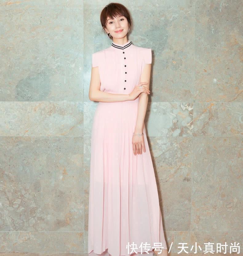 40岁袁泉穿纱裙像小15岁，但眼妆意外亮了，回眸的时候不敢看！