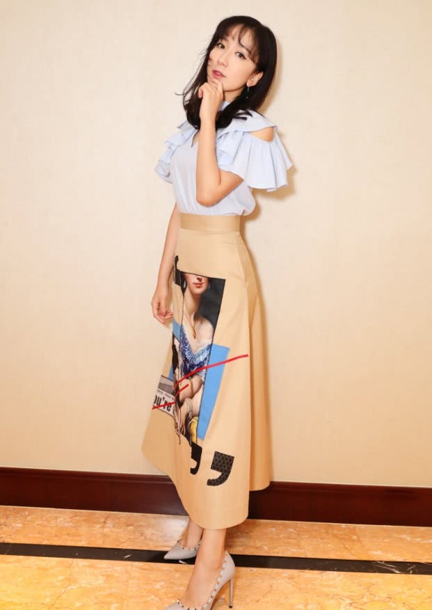 张子枫衬衫配裙子，好像偷穿大人的衣服，同样的裙子娄艺潇更美！