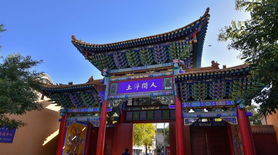 甘肃有座1600年的古寺，为一位高僧而建，当年因他引发一场灭国战