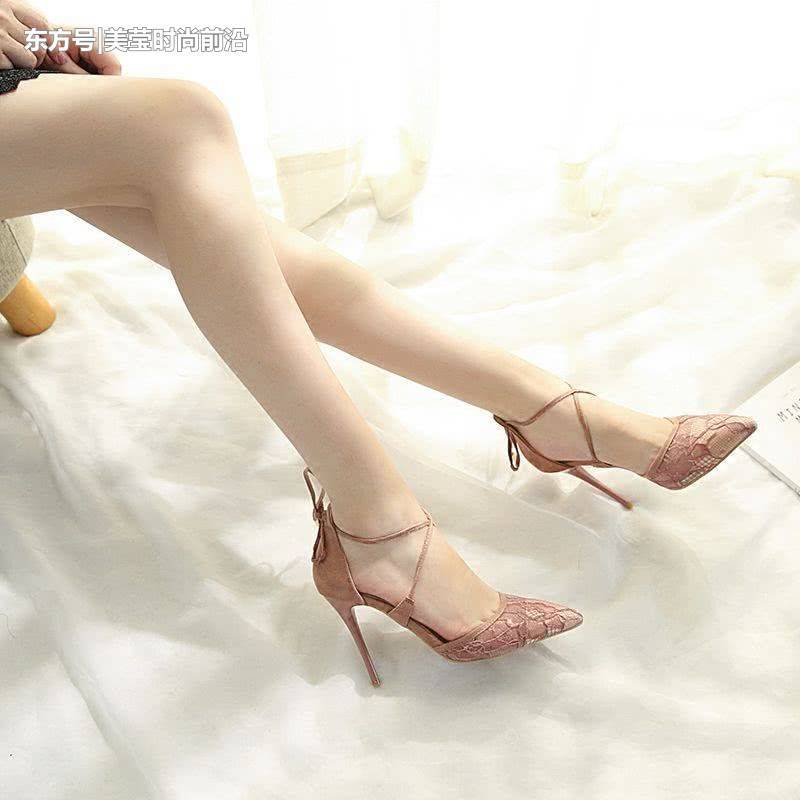 性感的高跟鞋漂亮的丝袜，二者相辅相成，散发出极致女人味