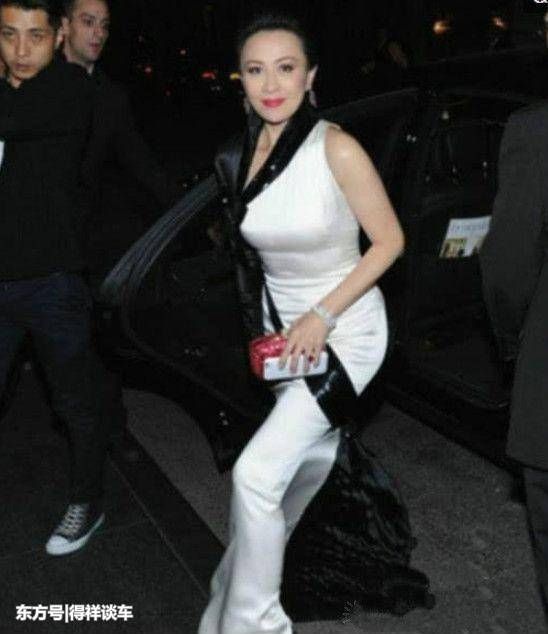 55岁关之琳胸口藏不住，深v裙对她来说不算什么!