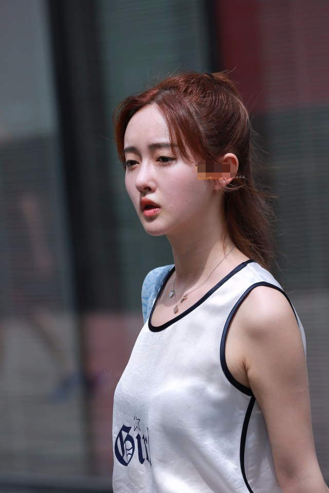 甜美小姐姐身穿运动装大秀身材美腿，女神范儿十足赚足眼球