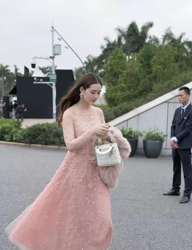  『小美女』时尚小美女:魅力小黑裙搭配黑色高跟鞋