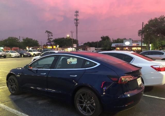  动荡■特斯拉一重欢喜多重忧，股市动荡外加被夏普起诉