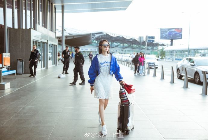 宋茜回眸甜笑秀长腿，白色蕾丝连衣裙仙气十足网友:羡慕身材好好