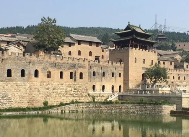 山西一古城,废旧坩埚垒砌成墙壁,到处都是“蜂窝城墙”