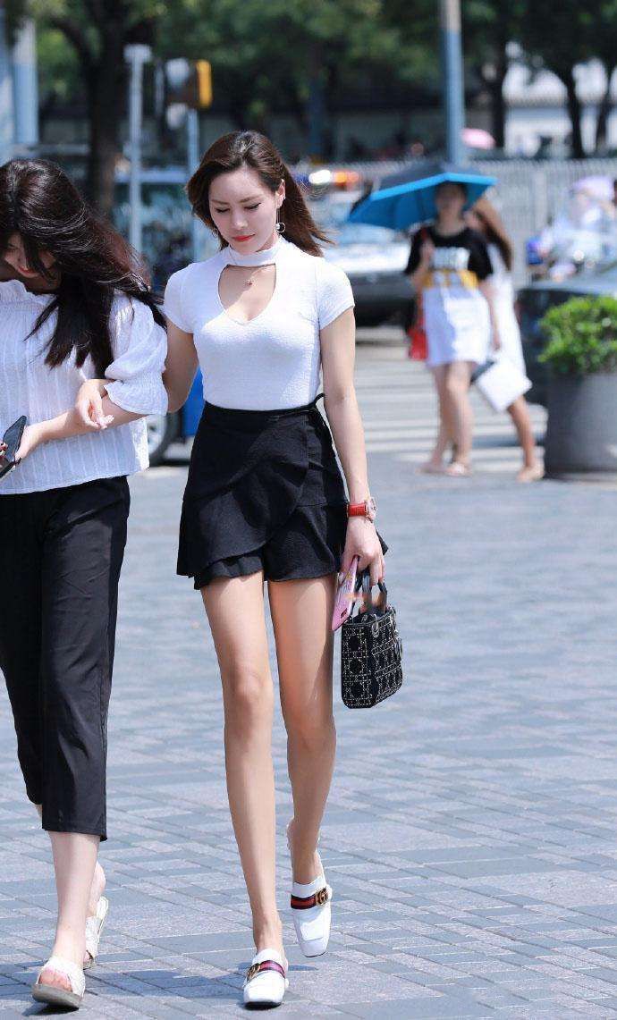 街拍: 十分有气质小姐姐，一袭彰显女人味的紧身穿搭，眼前一亮