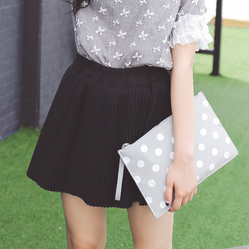 天气越来越热，还在为了穿牛仔裤而烦恼?试试这样穿，想不美?难