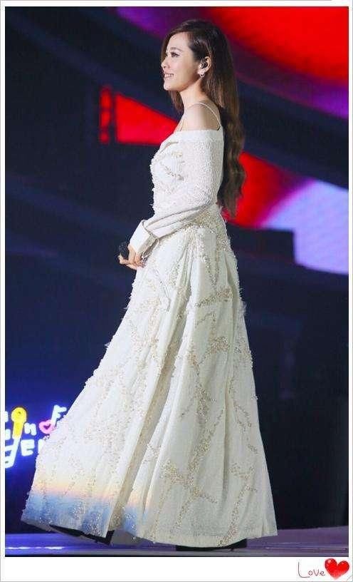 张靓颖太大胆了!半身裙用一根线连着，网友:杨幂都不敢这样穿