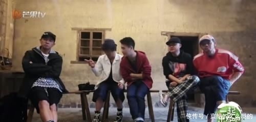 不住@陈小春不满jasper表现愤怒离场,包贝尔劝都劝不住,杨烁举动暴露人品