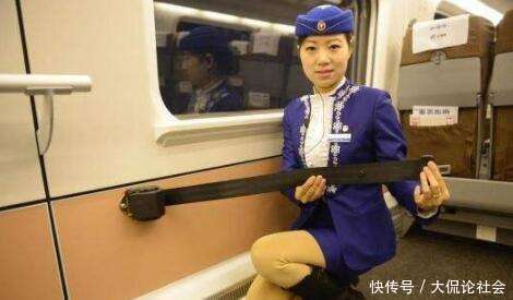 为什么动车女乘务员必须穿丝袜? 说出来你都不信