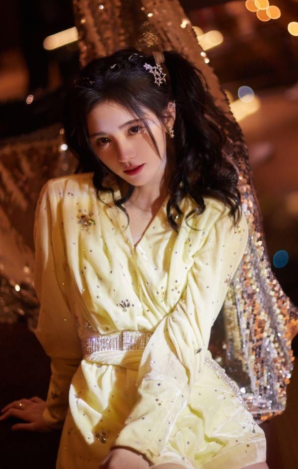 看起来@上帝对鞠婧祎有多偏心？不仅亲吻了她的脸，还不放过腿