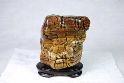 小县城发现的石头，捡来就能卖钱，成为当地人的聚宝盆