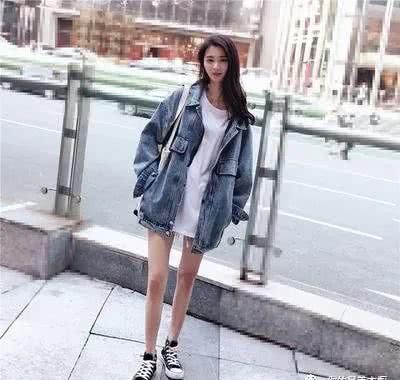  『纯白t恤』一件白T恤走天下，哪个女人这么豪横？普通白T也能如此时尚？