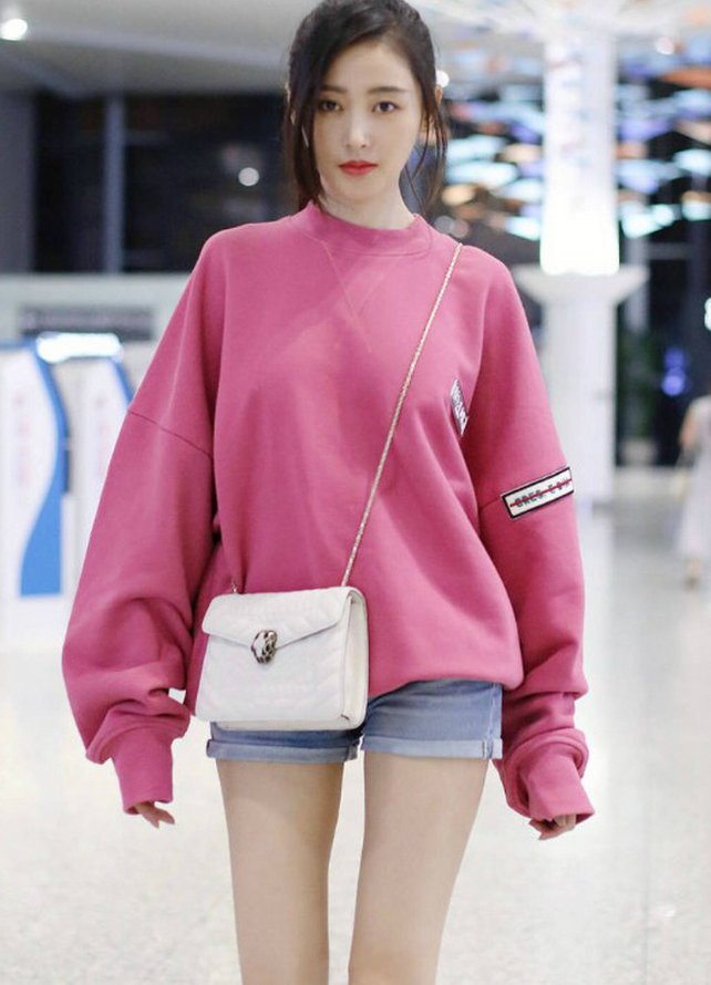 张天爱真“作”,上半身过冬,下半身过夏,两极分化竟然也时髦!