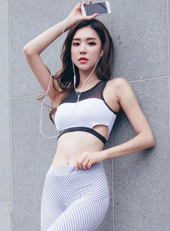 打底裤美女气势满满，走在路上特别吸引人！