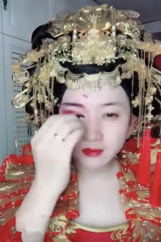 化妆术有多神奇？你以为是一位“娘娘”，其实是一个公子！