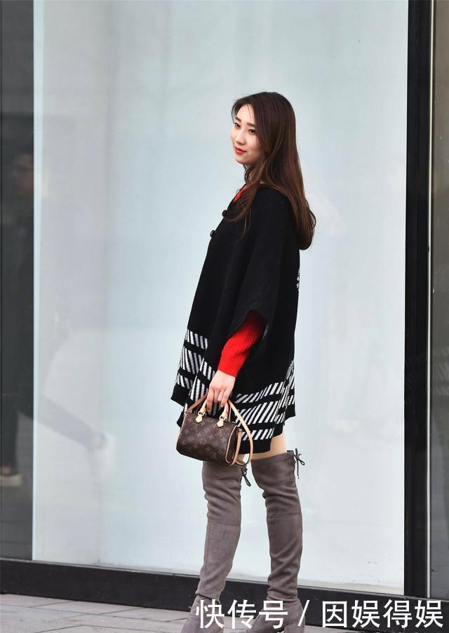  『气质』街拍：小姐姐黑色的长款T恤搭配短裤，性感又苗条