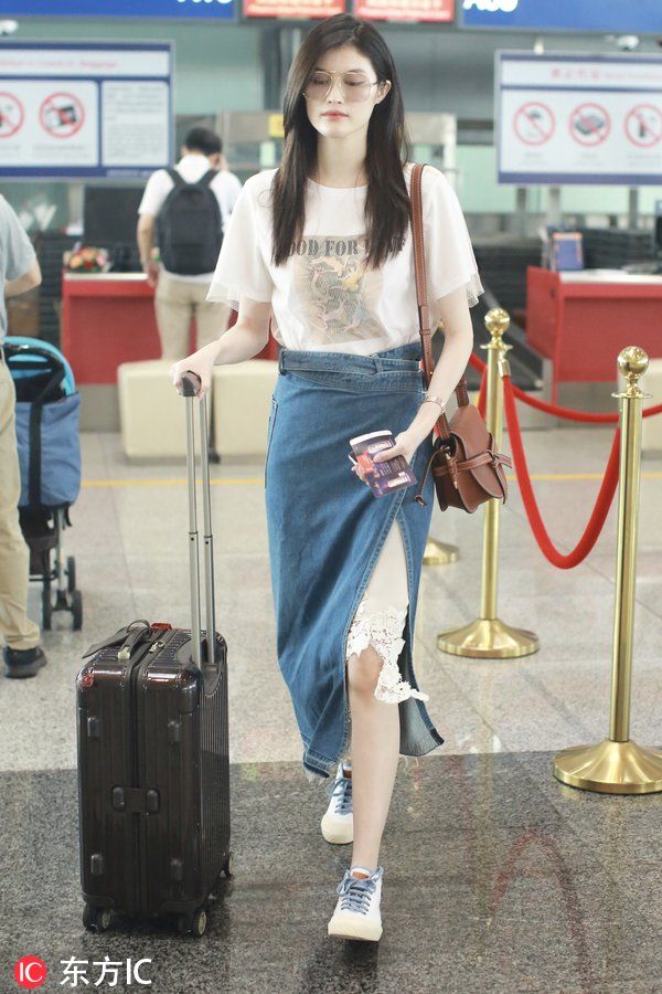 何穗开叉裙里套蕾丝裙，网友:为什么要妨碍我们看大长腿?