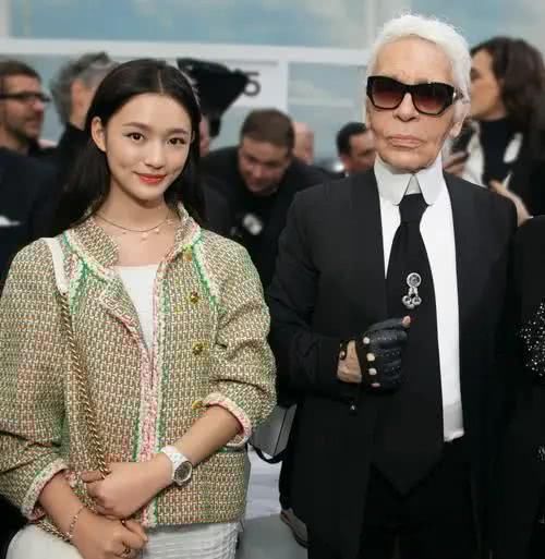  『老佛爷』香奈儿老佛爷，和其他女星合影都是高冷脸，唯独对她主动亲吻，笑得像个孩子