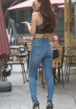 牛仔裤穿出美女不一样的气息，塑造出高雅小女人滋味