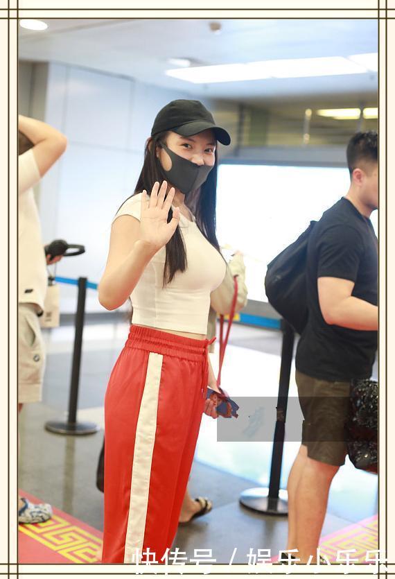 一直以为冉莹颖穿T恤衫无人能敌，但看到徐冬冬这效果，我沉默了