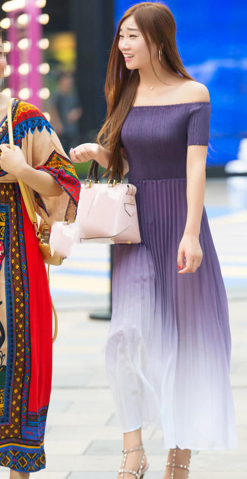 紫色长裙丰腴的气质美女,和民族风的闺蜜一起出街,实力碾压