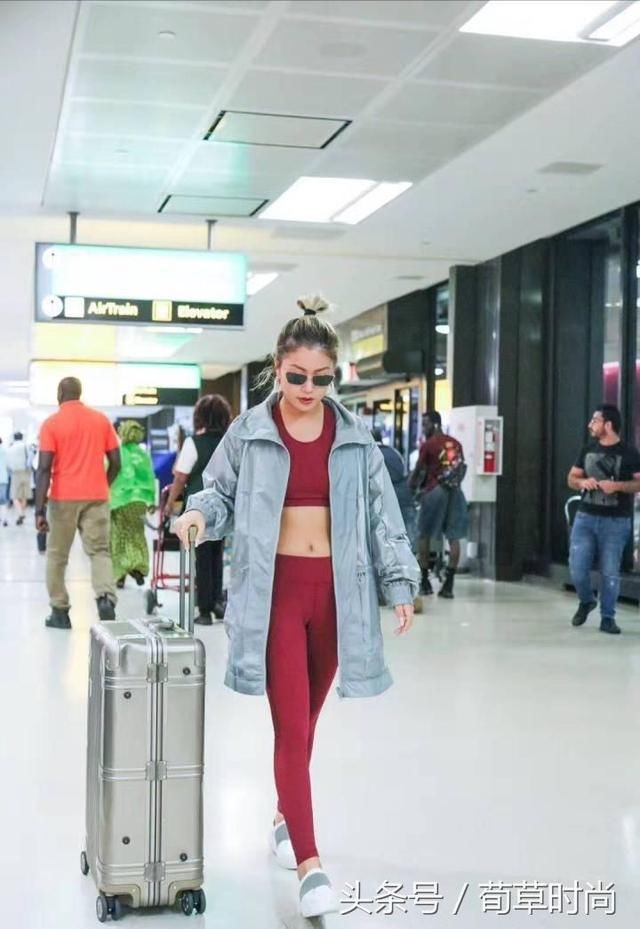 王菊首次登纽约时装秀，化淡妆很尴尬！终于见识“真面目”