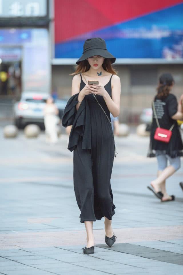 「大方」街拍:美丽大方的小美女,绿色的连体裤清爽大方,充满着潇洒帅气的活力