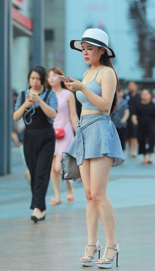 微胖熟女紧身裹胸裹出国际圈，完美的身材太有视觉冲击力了