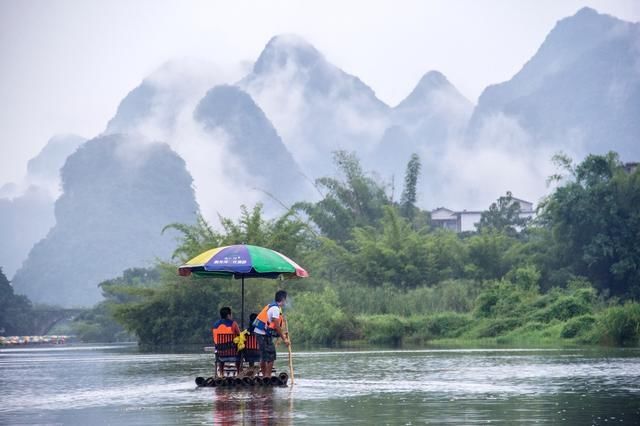 阳朔山水甲桂林，遇龙河的竹筏漂流秒杀漓江，游客不多景色优美