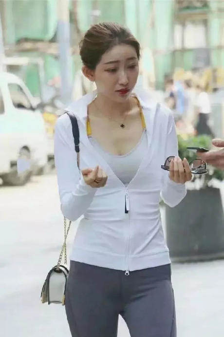 清新帅气的打底裤美女，展现出不一样的温柔气质