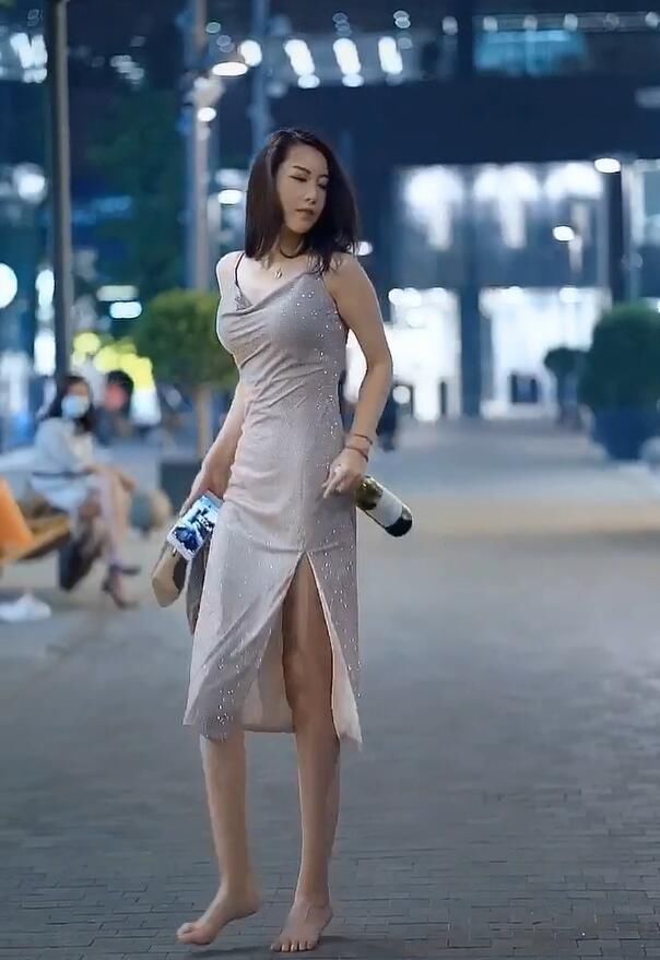  闪耀着■吊带裙美女走路很拉风，闪耀着知性的“熟女光芒”