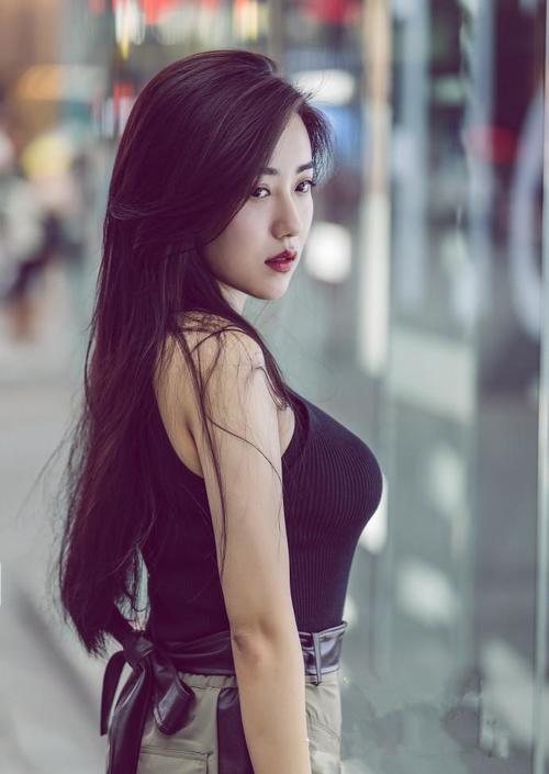 街拍小姐姐: 抹胸短裙衬托迷人身姿！紧身上衣搭配凸翘身材！