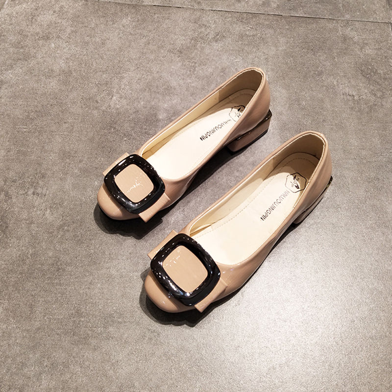 新款平底女鞋，简约而不失优雅，小个子女生也能穿出“新高度”